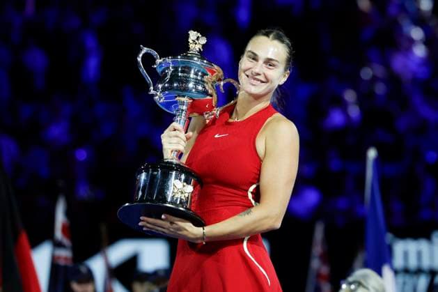 Aryna Sabalenka haelt den Pokal, Trophäe, Damen Einzel, Siegerehrung, Praesentation, Australian Open 2024, Melbourne Park, Melbourne, Victoria, Australia. Copyright: xJuergenxHasenkopfx
