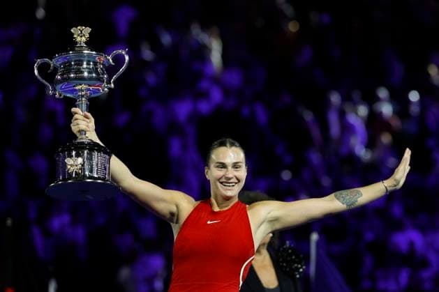 Aryna Sabalenka haelt den Pokal, Trophäe, Damen Einzel, Siegerehrung, Praesentation, Australian Open 2024, Melbourne Park, Melbourne, Victoria, Australia. Copyright: xJuergenxHasenkopfx