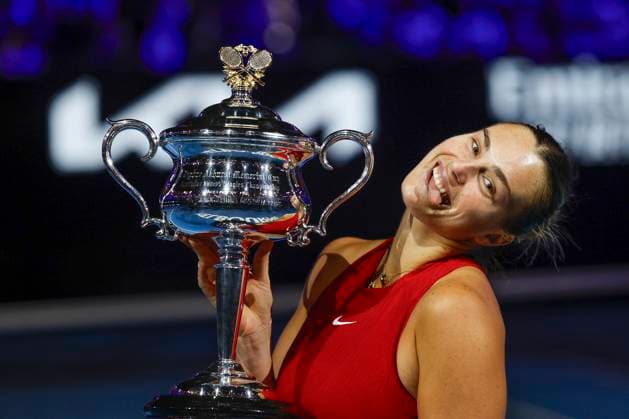 Bilder des Jahres 2024, Sport 01 Januar Sport Themen der Woche KW04 Aryna Sabalenka haelt den Pokal, Trophäe, Damen Einzel, Siegerehrung, Praesentation, Australian Open 2024, Melbourne Park, Melbourne, Victoria, Australia. *** Aryna Sabalenka holds the trophy, trophy, womens singles, award ceremony, presentation, Australian Open 2024, Melbourne Park, Melbourne, Victoria, Australia Copyright: xJuergenxHasenkopfx
