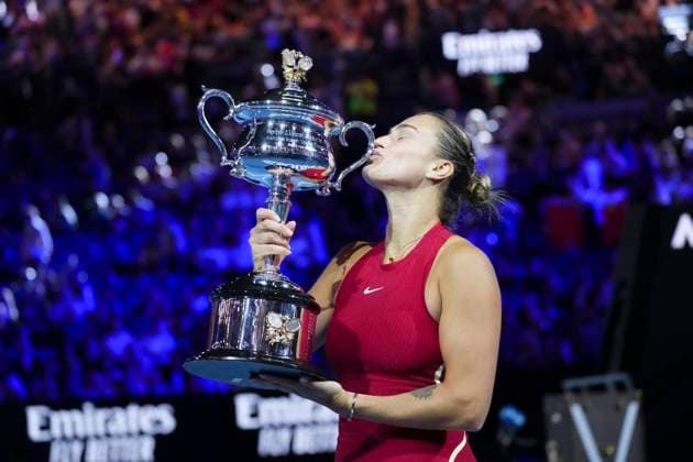 (240127) -- MELBOURNE, Jan. 27, 2024 -- Aryna Sabalenka of Belarus kisses her champion trophy during the awarding ceremony for the women s singles final at Australian Open tennis tournament in Melbourne, Australia, Jan. 27, 2024. ) (SP)AUSTRALIA-MELBOURNE-TENNIS-AUSTRALIAN OPEN-FINAL WangxShen 