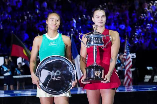 (240127) -- MELBOURNE, Jan. 27, 2024 -- Aryna Sabalenka (R) of Belarus and Zheng Qinwen of China pose for photos during the awarding ceremony for the women s singles final at Australian Open tennis tournament in Melbourne, Australia, Jan. 27, 2024. ) (SP)AUSTRALIA-MELBOURNE-TENNIS-AUSTRALIAN OPEN-FINAL WangxShen 