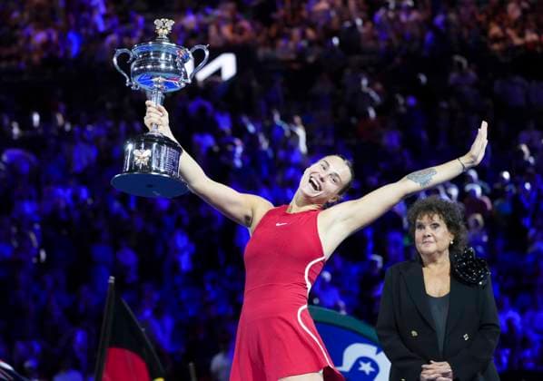 (240127) -- MELBOURNE, Jan. 27, 2024 -- Aryna Sabalenka of Belarus poses with her champion trophy during the awarding ceremony for the women s singles final at Australian Open tennis tournament in Melbourne, Australia, Jan. 27, 2024. ) (SP)AUSTRALIA-MELBOURNE-TENNIS-AUSTRALIAN OPEN-FINAL WangxShen 