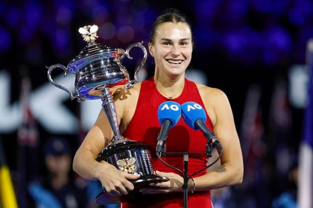 Aryna Sabalenka mit dem Pokal, Trophäe, Damen Einzel, Siegerehrung, Praesentation, Australian Open 2024, Melbourne Park, Melbourne, Victoria, Australia. Copyright: xJuergenxHasenkopfx