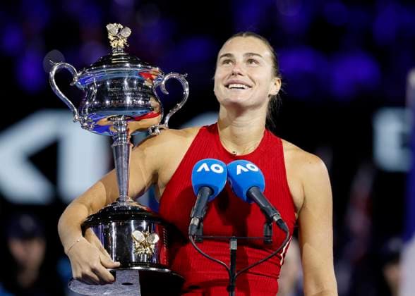 Aryna Sabalenka mit dem Pokal, Trophäe, Damen Einzel, Siegerehrung, Praesentation, Australian Open 2024, Melbourne Park, Melbourne, Victoria, Australia. Copyright: xJuergenxHasenkopfx