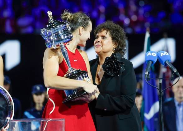 Tennis Legende Evonne Goolagong-Cawley ueberreicht Aryna Sabalenka den Pokal, Trophäe, Damen Einzel, Siegerehrung, Praesentation, Australian Open 2024, Melbourne Park, Melbourne, Victoria, Australia. Copyright: xJuergenxHasenkopfx