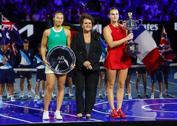Tennis Legende Evonne Goolagong-Cawley, Aryna Sabalenka und Finalistin Qinwen Zheng, Damen Einzel, Siegerehrung, Praesentation, Australian Open 2024, Melbourne Park, Melbourne, Victoria, Australia. Copyright: xJuergenxHasenkopfx