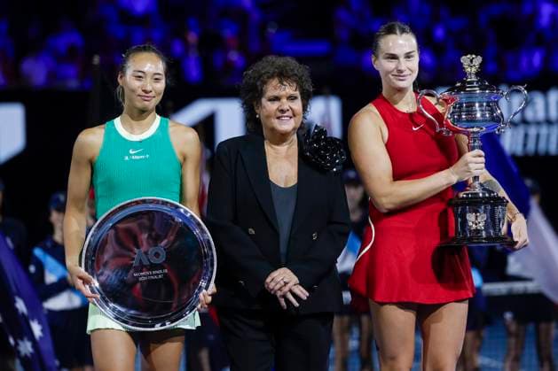 Tennis Legende Evonne Goolagong-Cawley, Aryna Sabalenka und Finalistin Qinwen Zheng, Damen Einzel, Siegerehrung, Praesentation, Australian Open 2024, Melbourne Park, Melbourne, Victoria, Australia. Copyright: xJuergenxHasenkopfx