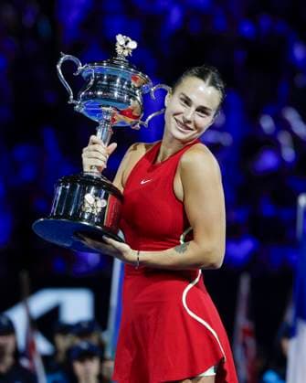 Aryna Sabalenka haelt den Pokal, Trophäe, Damen Einzel, Siegerehrung, Praesentation, Australian Open 2024, Melbourne Park, Melbourne, Victoria, Australia. Copyright: xJuergenxHasenkopfx