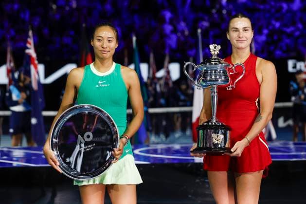Aryna Sabalenka und Finalistin Qinwen Zheng mit Pokal, Trophäe, Damen Einzel, Siegerehrung, Praesentation, Australian Open 2024, Melbourne Park, Melbourne, Victoria, Australia. Copyright: xJuergenxHasenkopfx