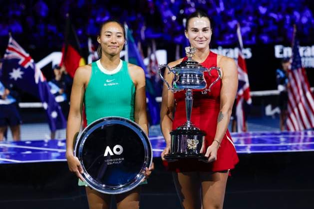 Aryna Sabalenka und Finalistin Qinwen Zheng mit Pokal, Trophäe, Damen Einzel, Siegerehrung, Praesentation, Australian Open 2024, Melbourne Park, Melbourne, Victoria, Australia. Copyright: xJuergenxHasenkopfx