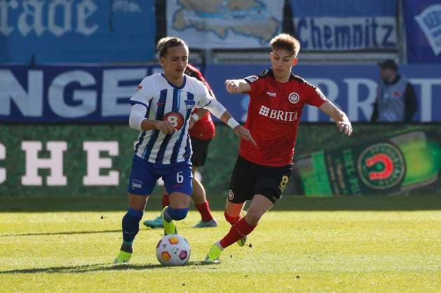 27.01.2024, xavx, Fussball 2.Bundesliga, SV Wehen Wiesbaden - Hertha BSC Berlin emspor, v.l. Michal Karbownik (Hertha BSC), Nick Bätzner (SV Wehen Wiesbaden) (DFL DFB REGULATIONS PROHIBIT ANY USE OF PHOTOGRAPHS as IMAGE SEQUENCES and or QUASI-VIDEO) Wiesbaden
