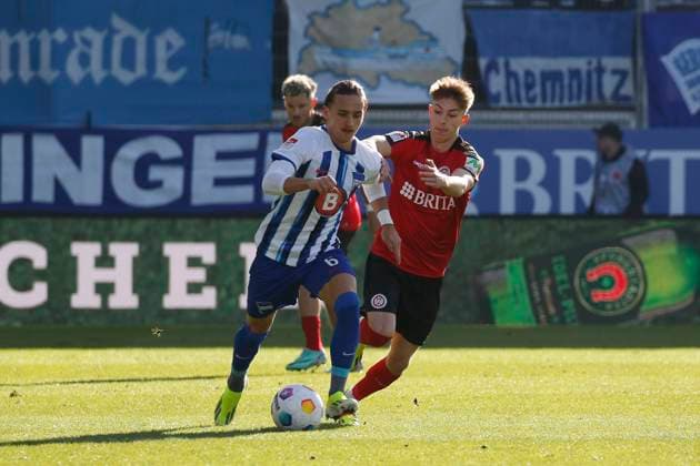 27.01.2024, xavx, Fussball 2.Bundesliga, SV Wehen Wiesbaden - Hertha BSC Berlin emspor, v.l. Michal Karbownik (Hertha BSC), Nick Bätzner (SV Wehen Wiesbaden) (DFL DFB REGULATIONS PROHIBIT ANY USE OF PHOTOGRAPHS as IMAGE SEQUENCES and or QUASI-VIDEO) Wiesbaden