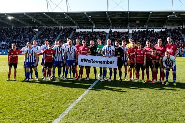 Die Spieler halten einen Banner mit der Aufschrift WeRemember, GER, SV Wehen Wiesbaden vs. Hertha BSC, Fussball, 2. Bundesliga, 19. Spieltag, Spielzeit 2023 2024, 27.01.2024 DFL REGULATIONS PROHIBIT ANY USE OF PHOTOGRAPHS AS IMAGE SEQUENCES AND OR QUASI-VIDEO GER, SV Wehen Wiesbaden vs. Hertha BSC, Fussball, 2. Bundesliga, 19. Spieltag, Spielzeit 2023 2024, 27.01.2024 Wiesbaden