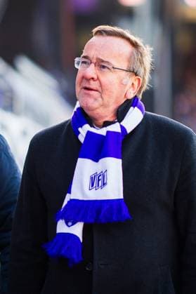 27.01.2024 - Fußball, 2023 2024, 1. Bundesliga, 19. Spieltag, VfL Osnabrück - SC Paderborn 07: Boris Ludwig Pistorius (Bundesminister der Verteidigung, Verteidigungsminister) mit Fanschal DFL REGULATIONS PROHIBIT ANY USE OF PHOTOGRAPHS AS IMAGE SEQUENCES AND OR QUASI-VIDEO.
