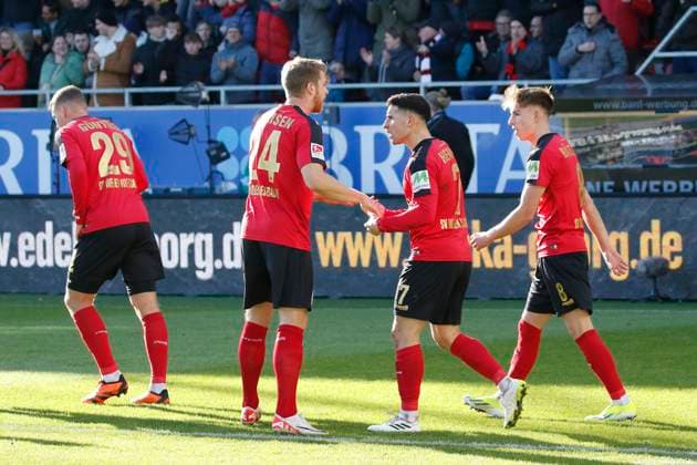 27.01.2024, xavx, Fussball 2.Bundesliga, SV Wehen Wiesbaden - Hertha BSC Berlin emspor, v.l. celebrate the goal, Der Torjubel zum 1:0 durch Franko Kovacevic (SV Wehen Wiesbaden) (DFL DFB REGULATIONS PROHIBIT ANY USE OF PHOTOGRAPHS as IMAGE SEQUENCES and or QUASI-VIDEO) Wiesbaden