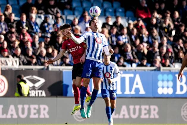 Nick Baetzner (SV Wehen Wiesbaden, 8) im Zweikampf mit Andreas Bouchalakis (Hertha BSC, 5), GER, SV Wehen Wiesbaden vs. Hertha BSC, Fussball, 2. Bundesliga, 19. Spieltag, Spielzeit 2023 2024, 27.01.2024 DFL REGULATIONS PROHIBIT ANY USE OF PHOTOGRAPHS AS IMAGE SEQUENCES AND OR QUASI-VIDEO GER, SV Wehen Wiesbaden vs. Hertha BSC, Fussball, 2. Bundesliga, 19. Spieltag, Spielzeit 2023 2024, 27.01.2024 Wiesbaden