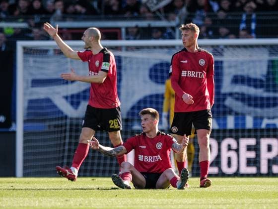 Franko Kovacevic (SV Wehen Wiesbaden, 14) aergert sich, GER, SV Wehen Wiesbaden vs. Hertha BSC, Fussball, 2. Bundesliga, 19. Spieltag, Spielzeit 2023 2024, 27.01.2024 DFL REGULATIONS PROHIBIT ANY USE OF PHOTOGRAPHS AS IMAGE SEQUENCES AND OR QUASI-VIDEO GER, SV Wehen Wiesbaden vs. Hertha BSC, Fussball, 2. Bundesliga, 19. Spieltag, Spielzeit 2023 2024, 27.01.2024 Wiesbaden