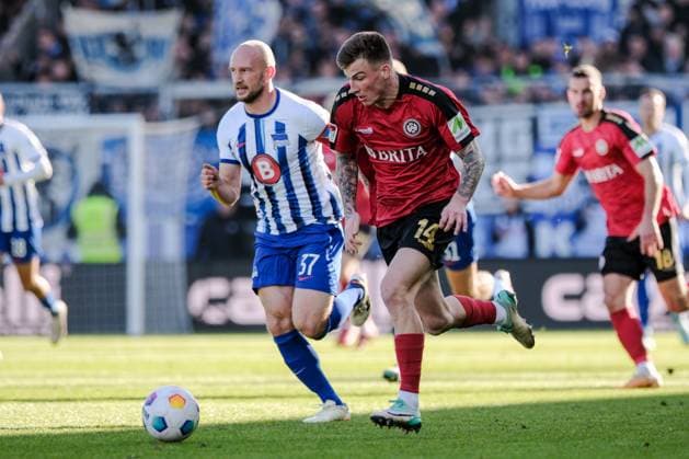Franko Kovacevic (SV Wehen Wiesbaden, 14) im Zweikampf mit Toni Leistner (Hertha BSC, 37), GER, SV Wehen Wiesbaden vs. Hertha BSC, Fussball, 2. Bundesliga, 19. Spieltag, Spielzeit 2023 2024, 27.01.2024 DFL REGULATIONS PROHIBIT ANY USE OF PHOTOGRAPHS AS IMAGE SEQUENCES AND OR QUASI-VIDEO GER, SV Wehen Wiesbaden vs. Hertha BSC, Fussball, 2. Bundesliga, 19. Spieltag, Spielzeit 2023 2024, 27.01.2024 Wiesbaden