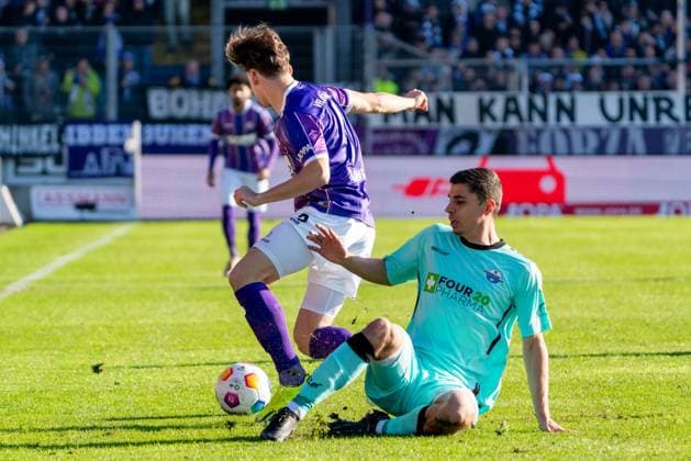 Florian Kleinhansl (VfL Osnabrueck, 03), Koen Kostons (SC Paderborn 07, 10) GER, VfL Osnabrueck vs. SC Paderborn 07, Fußball, 2. Bundesliga, 19. Spieltag, Spielzeit 2023 2024, 27.01.2024 DFL REGULATIONS PROHIBIT ANY USE OF PHOTOGRAPHS AS IMAGE SEQUENCES AND OR QUASI-VIDEO VfL Osnabrueck vs. SC Paderbron 07, Fußball, 2. Bundesliga, 19. Spieltag, Spielzeit 2023 2024, 27.01.2024 Osnabrueck