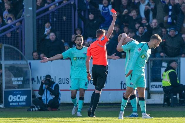 Rote Karte für Kai Klefisch (SC Paderborn 07, 27) GER, VfL Osnabrueck vs. SC Paderborn 07, Fußball, 2. Bundesliga, 19. Spieltag, Spielzeit 2023 2024, 27.01.2024 DFL REGULATIONS PROHIBIT ANY USE OF PHOTOGRAPHS AS IMAGE SEQUENCES AND OR QUASI-VIDEO VfL Osnabrueck vs. SC Paderbron 07, Fußball, 2. Bundesliga, 19. Spieltag, Spielzeit 2023 2024, 27.01.2024 Osnabrueck