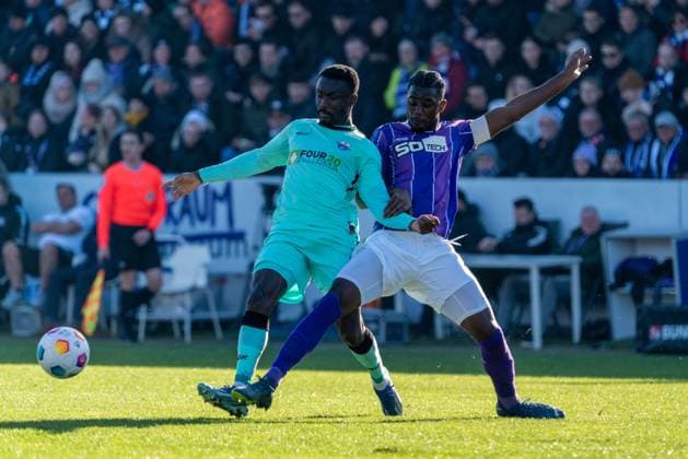 Sirlord Conteh (SC Paderborn 07, 11), Maxwell Gyamfi (VfL Osnabrueck, 04) GER, VfL Osnabrueck vs. SC Paderborn 07, Fußball, 2. Bundesliga, 19. Spieltag, Spielzeit 2023 2024, 27.01.2024 DFL REGULATIONS PROHIBIT ANY USE OF PHOTOGRAPHS AS IMAGE SEQUENCES AND OR QUASI-VIDEO VfL Osnabrueck vs. SC Paderbron 07, Fußball, 2. Bundesliga, 19. Spieltag, Spielzeit 2023 2024, 27.01.2024 Osnabrueck