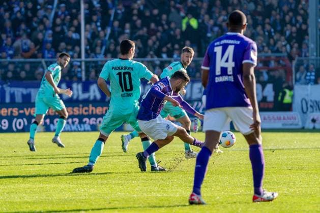 Koen Kostons (SC Paderborn 07, 10), Dave Gnaase (VfL Osnabrueck, 26) GER, VfL Osnabrueck vs. SC Paderborn 07, Fußball, 2. Bundesliga, 19. Spieltag, Spielzeit 2023 2024, 27.01.2024 DFL REGULATIONS PROHIBIT ANY USE OF PHOTOGRAPHS AS IMAGE SEQUENCES AND OR QUASI-VIDEO VfL Osnabrueck vs. SC Paderbron 07, Fußball, 2. Bundesliga, 19. Spieltag, Spielzeit 2023 2024, 27.01.2024 Osnabrueck