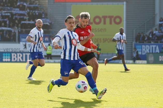 27.01.2024, xavx, Fussball 2.Bundesliga, SV Wehen Wiesbaden - Hertha BSC Berlin emspor, v.l. Michal Karbownik (Hertha BSC), Thijmen Goppel (SV Wehen Wiesbaden) (DFL DFB REGULATIONS PROHIBIT ANY USE OF PHOTOGRAPHS as IMAGE SEQUENCES and or QUASI-VIDEO) Wiesbaden