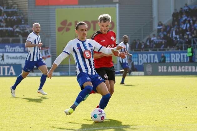 27.01.2024, xavx, Fussball 2.Bundesliga, SV Wehen Wiesbaden - Hertha BSC Berlin emspor, v.l. Michal Karbownik (Hertha BSC), Thijmen Goppel (SV Wehen Wiesbaden) (DFL DFB REGULATIONS PROHIBIT ANY USE OF PHOTOGRAPHS as IMAGE SEQUENCES and or QUASI-VIDEO) Wiesbaden