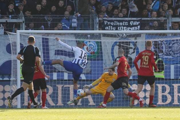 27.01.2024, xavx, Fussball 2.Bundesliga, SV Wehen Wiesbaden - Hertha BSC Berlin emspor, v.l. Aymen Barkok (Hertha BSC) Schuss auf das Tor. Torwart Torwart Florian Stritzel (SV Wehen Wiesbaden) hält. (DFL DFB REGULATIONS PROHIBIT ANY USE OF PHOTOGRAPHS as IMAGE SEQUENCES and or QUASI-VIDEO) Wiesbaden