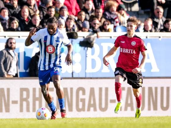 Deyovaisio Zeefuik (Hertha BSC, 34) im Zweikampf mit Nick Baetzner (SV Wehen Wiesbaden, 8), GER, SV Wehen Wiesbaden vs. Hertha BSC, Fussball, 2. Bundesliga, 19. Spieltag, Spielzeit 2023 2024, 27.01.2024 DFL REGULATIONS PROHIBIT ANY USE OF PHOTOGRAPHS AS IMAGE SEQUENCES AND OR QUASI-VIDEO GER, SV Wehen Wiesbaden vs. Hertha BSC, Fussball, 2. Bundesliga, 19. Spieltag, Spielzeit 2023 2024, 27.01.2024 Wiesbaden