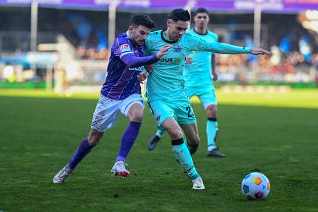 2. Bundesliga - VfL Osnabrück - SC Paderborn 07 am 27.01.2024 an der Bremer Brücke in Osnabrück Athanasios Androutsos (Osnabrueck) im Zweikampf gegen Raphael Obermair (SC Paderborn).