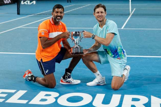 Sport Themen der Woche KW04 Rohan Bopanna und Matthew Ebden, Siegerehrung, Praesentation, Herren DoppelAustralian Open 2024, Melbourne Park, Melbourne, Victoria, Australia. *** Rohan Bopanna and Matthew Ebden, Award Ceremony, Presentation, Mens DoublesAustralian Open 2024, Melbourne Park, Melbourne, Victoria, Australia Copyright: xJuergenxHasenkopfx