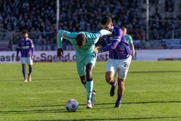 David Kinsombi (SC Paderborn 07, 08), Dave Gnaase (VfL Osnabrueck, 26) GER, VfL Osnabrueck vs. SC Paderborn 07, Fußball, 2. Bundesliga, 19. Spieltag, Spielzeit 2023 2024, 27.01.2024 DFL REGULATIONS PROHIBIT ANY USE OF PHOTOGRAPHS AS IMAGE SEQUENCES AND OR QUASI-VIDEO VfL Osnabrueck vs. SC Paderbron 07, Fußball, 2. Bundesliga, 19. Spieltag, Spielzeit 2023 2024, 27.01.2024 Osnabrueck