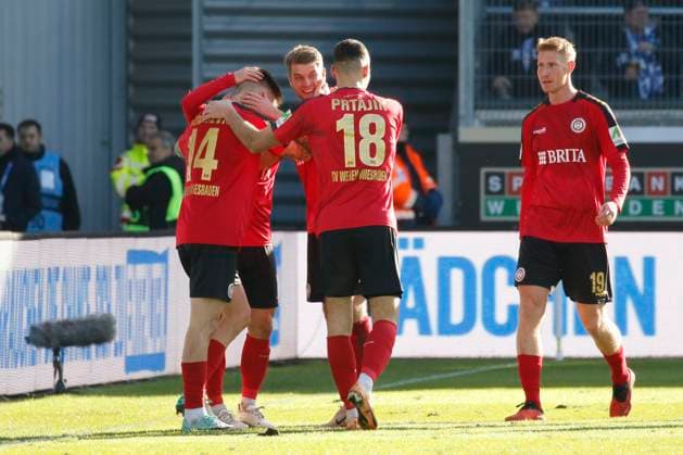 27.01.2024, xavx, Fussball 2.Bundesliga, SV Wehen Wiesbaden - Hertha BSC Berlin emspor, v.l. Franko Kovacevic (SV Wehen Wiesbaden) celebrate the goal, Der Torjubel zum 2:0 (DFL DFB REGULATIONS PROHIBIT ANY USE OF PHOTOGRAPHS as IMAGE SEQUENCES and or QUASI-VIDEO) Wiesbaden