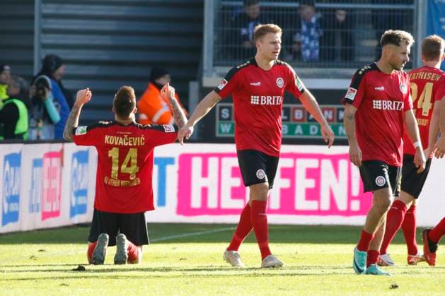 27.01.2024, xavx, Fussball 2.Bundesliga, SV Wehen Wiesbaden - Hertha BSC Berlin emspor, v.l. Franko Kovacevic (SV Wehen Wiesbaden) celebrate the goal, Der Torjubel zum 2:0 (DFL DFB REGULATIONS PROHIBIT ANY USE OF PHOTOGRAPHS as IMAGE SEQUENCES and or QUASI-VIDEO) Wiesbaden