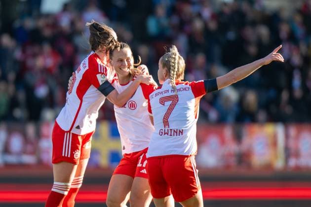 Bilder des Jahres 2024, Sport 01 Januar Sport Themen der Woche KW04 Torjubel zum 1:0, Sarah Zadrazil 25 (FC Bayern Muenchen Frauen), Klara Buehl 17 (FC Bayern Muenchen Frauen), Giulia Gwinn 7 (FC Bayern Muenchen Frauen), FC Bayern Frauen Muenchen vs. TSG 1899 Hoffenheim, Fussball, Google Pixel Frauen-Bundesliga, 11. Spieltag, 27.01.24 DFB regulations prohibit any use of photographs as image sequences and or quasi-video. (kolbert-press) Muenchen Bayern Deutschland *** Goal celebration for 1 0, Sarah Zadrazil 25 FC Bayern Muenchen Frauen , Klara Buehl 17 FC Bayern Muenchen Frauen , Giulia Gwinn 7 FC Bayern Muenchen Frauen , FC Bayern Frauen Muenchen vs TSG 1899 Hoffenheim, Fußball, Google Pixel Frauen Bundesliga, 11 Spieltag, 27 01 24 DFB regulations prohibit any use of photographs as image sequences and or quasi video kolbert press Muenchen Bayern Germany Copyright: xkolbert-press UlrichxGamelx