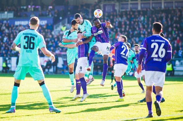 27.01.2024 - Fußball, 2023 2024, 1. Bundesliga, 19. Spieltag, VfL Osnabrück - SC Paderborn 07: (L-R) Visar Musliu (Paderborn), Erik Engelhardt (Osnabrück), Calvin Brackelmann (Paderborn), Oumar Diakhite (Osnabrück), Michael Cuisance (Osnabrück) DFL REGULATIONS PROHIBIT ANY USE OF PHOTOGRAPHS AS IMAGE SEQUENCES AND OR QUASI-VIDEO.