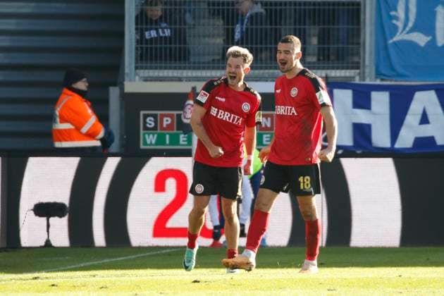27.01.2024, xavx, Fussball 2.Bundesliga, SV Wehen Wiesbaden - Hertha BSC Berlin emspor, v.l. Thijmen Goppel (SV Wehen Wiesbaden) celebrate the goal, Der Torjubel zum 3:1 (DFL DFB REGULATIONS PROHIBIT ANY USE OF PHOTOGRAPHS as IMAGE SEQUENCES and or QUASI-VIDEO) Wiesbaden