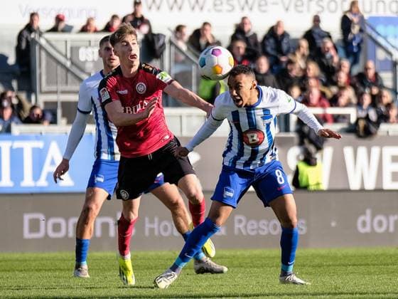 Nick Baetzner (SV Wehen Wiesbaden, 8) im Zweikampf mit Bilal Hussein (Hertha BSC, 8), GER, SV Wehen Wiesbaden vs. Hertha BSC, Fussball, 2. Bundesliga, 19. Spieltag, Spielzeit 2023 2024, 27.01.2024 DFL REGULATIONS PROHIBIT ANY USE OF PHOTOGRAPHS AS IMAGE SEQUENCES AND OR QUASI-VIDEO GER, SV Wehen Wiesbaden vs. Hertha BSC, Fussball, 2. Bundesliga, 19. Spieltag, Spielzeit 2023 2024, 27.01.2024 Wiesbaden