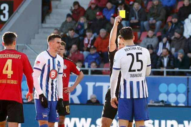 27.01.2024, xavx, Fussball 2.Bundesliga, SV Wehen Wiesbaden - Hertha BSC Berlin emspor, v.l. Referee Schiedsrichter Wolfgang Haslberger zeigt die Gelbe Karte fuer, shows yellow card to Haris Tabakovic (Hertha BSC) (DFL DFB REGULATIONS PROHIBIT ANY USE OF PHOTOGRAPHS as IMAGE SEQUENCES and or QUASI-VIDEO) Wiesbaden