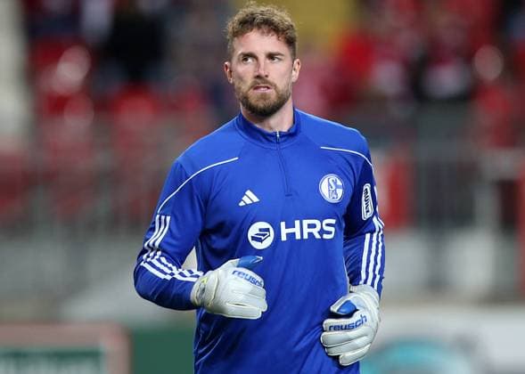 Ralf Fährmann (1, Torwart, Schalke 04) 26.01.2024, Fußball, 2. Bundesliga, FC Kaiserslautern - FC Schalke 04, 19. Spieltag, Saison 2023 24, Fritz Walter Stadion, Kaiserslautern, Deutschland, zmdz, ** DFB & DFL regulations prohibit any use of photographs as image sequences and or quasi-video. ** FC Kaiserslautern - FC Schalke 04 *** Ralf Fährmann 1, Goalkeeper, Schalke 04 26 01 2024, Soccer, 2 Bundesliga, FC Kaiserslautern FC Schalke 04, 19 Matchday, Season 2023 24, Fritz Walter Stadion, Kaiserslautern, Germany, zmdz, DFB DFL regulations prohibit any use of photographs as image sequences and or quasi video FC Kaiserslautern FC Schalke 04
