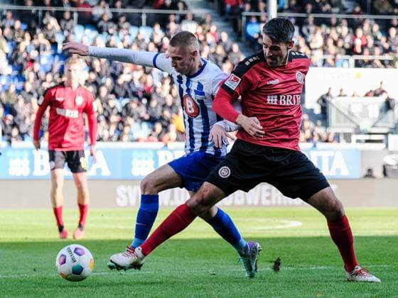 Palko Dardei (Hertha BSC, 27) im Zweikampf mit Sascha Mockenhaupt (SV Wehen Wiesbaden, 4), GER, SV Wehen Wiesbaden vs. Hertha BSC, Fussball, 2. Bundesliga, 19. Spieltag, Spielzeit 2023 2024, 27.01.2024 DFL REGULATIONS PROHIBIT ANY USE OF PHOTOGRAPHS AS IMAGE SEQUENCES AND OR QUASI-VIDEO GER, SV Wehen Wiesbaden vs. Hertha BSC, Fussball, 2. Bundesliga, 19. Spieltag, Spielzeit 2023 2024, 27.01.2024 Wiesbaden