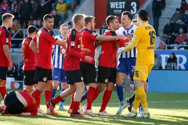 27.01.2024, xavx, Fussball 2.Bundesliga, SV Wehen Wiesbaden - Hertha BSC Berlin emspor, v.l. Rudelbildung nach Foulspiel von Haris Tabakovic (Hertha BSC) an Aleksandar Vukotic (SV Wehen Wiesbaden) (DFL DFB REGULATIONS PROHIBIT ANY USE OF PHOTOGRAPHS as IMAGE SEQUENCES and or QUASI-VIDEO) Wiesbaden