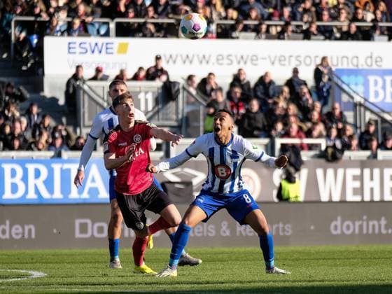 Nick Baetzner (SV Wehen Wiesbaden, 8) im Zweikampf mit Bilal Hussein (Hertha BSC, 8), GER, SV Wehen Wiesbaden vs. Hertha BSC, Fussball, 2. Bundesliga, 19. Spieltag, Spielzeit 2023 2024, 27.01.2024 DFL REGULATIONS PROHIBIT ANY USE OF PHOTOGRAPHS AS IMAGE SEQUENCES AND OR QUASI-VIDEO GER, SV Wehen Wiesbaden vs. Hertha BSC, Fussball, 2. Bundesliga, 19. Spieltag, Spielzeit 2023 2024, 27.01.2024 Wiesbaden