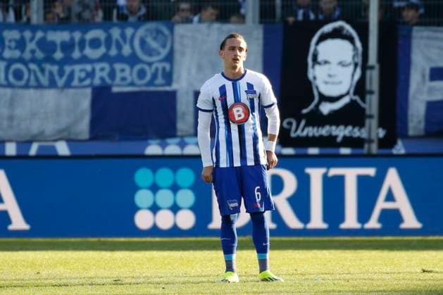 27.01.2024, xavx, Fussball 2.Bundesliga, SV Wehen Wiesbaden - Hertha BSC Berlin emspor, v.l. Michal Karbownik (Hertha BSC) enttaeuscht, enttaeuscht schauend, dissapointed (DFL DFB REGULATIONS PROHIBIT ANY USE OF PHOTOGRAPHS as IMAGE SEQUENCES and or QUASI-VIDEO) Wiesbaden