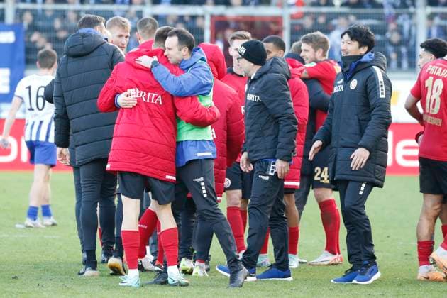 27.01.2024, xavx, Fussball 2.Bundesliga, SV Wehen Wiesbaden - Hertha BSC Berlin emspor, v.l. Spieler die Mannschaft des SV Wehen Wiesbaden jubeln jubelt nach Spielende. (DFL DFB REGULATIONS PROHIBIT ANY USE OF PHOTOGRAPHS as IMAGE SEQUENCES and or QUASI-VIDEO) Wiesbaden