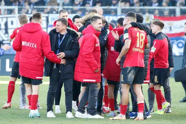27.01.2024, xavx, Fussball 2.Bundesliga, SV Wehen Wiesbaden - Hertha BSC Berlin emspor, v.l. Spieler die Mannschaft des SV Wehen Wiesbaden jubeln jubelt nach Spielende. (DFL DFB REGULATIONS PROHIBIT ANY USE OF PHOTOGRAPHS as IMAGE SEQUENCES and or QUASI-VIDEO) Wiesbaden