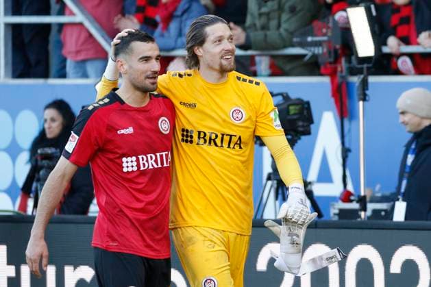 27.01.2024, xavx, Fussball 2.Bundesliga, SV Wehen Wiesbaden - Hertha BSC Berlin emspor, v.l. Ivan Prtajin (SV Wehen Wiesbaden), Torwart Florian Stritzel (SV Wehen Wiesbaden) jubeln jubelt nach Spielende. (DFL DFB REGULATIONS PROHIBIT ANY USE OF PHOTOGRAPHS as IMAGE SEQUENCES and or QUASI-VIDEO) Wiesbaden