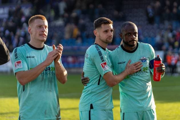 Laurin Curda (SC Paderborn 07, 17), Marco Schuster (SC Paderborn 07, 06), David Kinsombi (SC Paderborn 07, 08) GER, VfL Osnabrueck vs. SC Paderborn 07, Fußball, 2. Bundesliga, 19. Spieltag, Spielzeit 2023 2024, 27.01.2024 DFL REGULATIONS PROHIBIT ANY USE OF PHOTOGRAPHS AS IMAGE SEQUENCES AND OR QUASI-VIDEO VfL Osnabrueck vs. SC Paderbron 07, Fußball, 2. Bundesliga, 19. Spieltag, Spielzeit 2023 2024, 27.01.2024 Osnabrueck