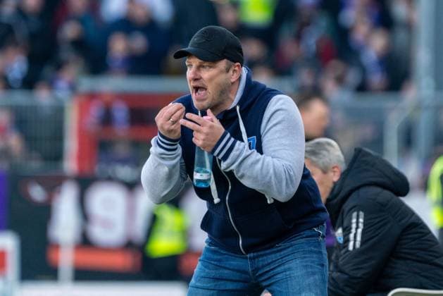 Lukas Kwasniok (SC Paderborn 07, Trainer) GER, VfL Osnabrueck vs. SC Paderborn 07, Fußball, 2. Bundesliga, 19. Spieltag, Spielzeit 2023 2024, 27.01.2024 DFL REGULATIONS PROHIBIT ANY USE OF PHOTOGRAPHS AS IMAGE SEQUENCES AND OR QUASI-VIDEO VfL Osnabrueck vs. SC Paderbron 07, Fußball, 2. Bundesliga, 19. Spieltag, Spielzeit 2023 2024, 27.01.2024 Osnabrueck